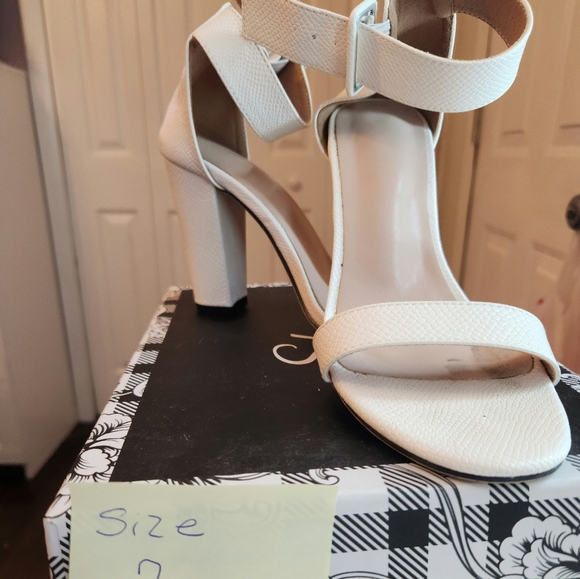 White heels ankle strap - Picture 2 of 3